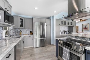 Fridge, microwave, oven, stovetop - Island Retreat .6 miles from the beach! (Marco Island)