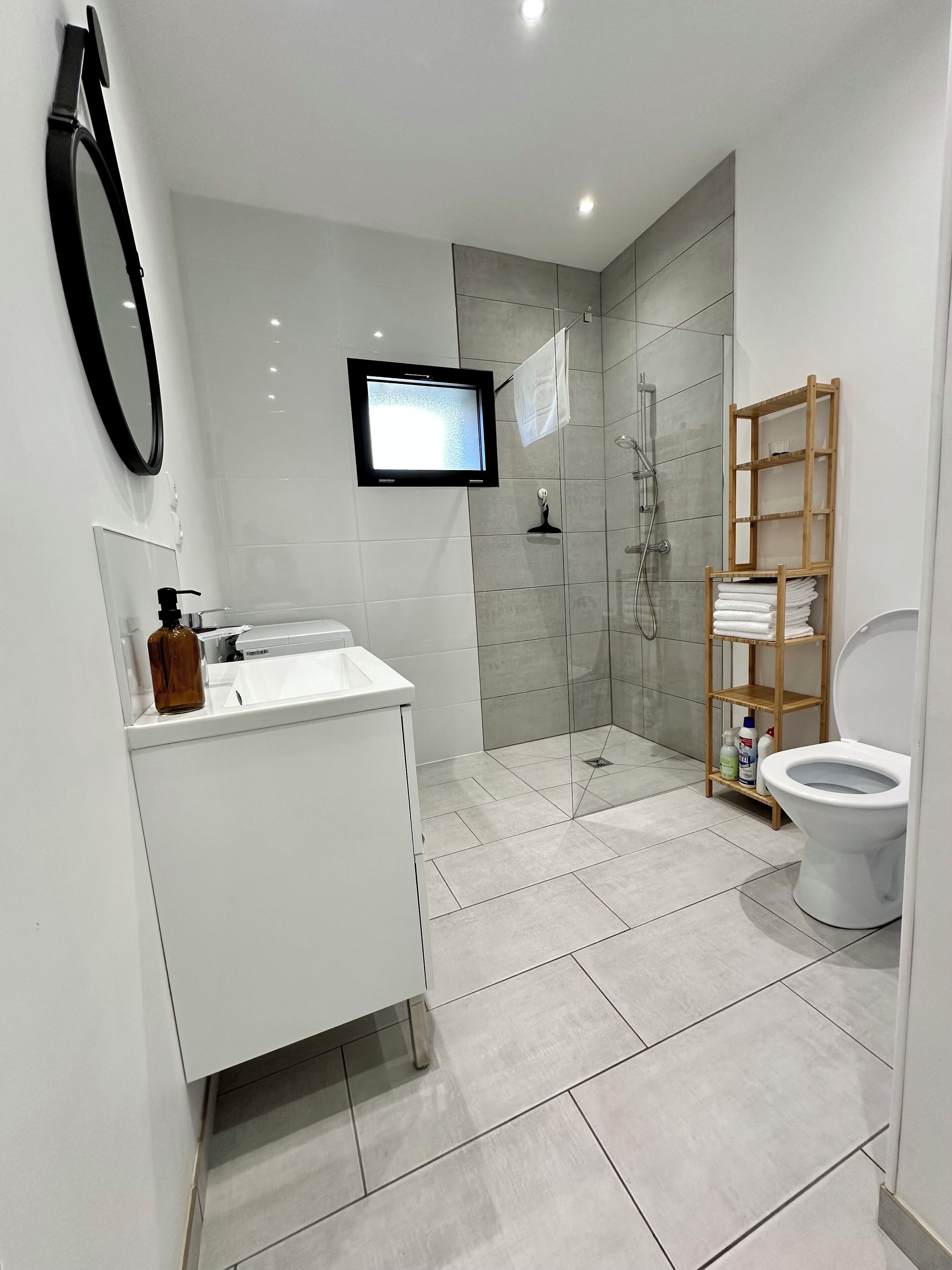 Douche, sèche-cheveux, serviettes fournies, papier toilette