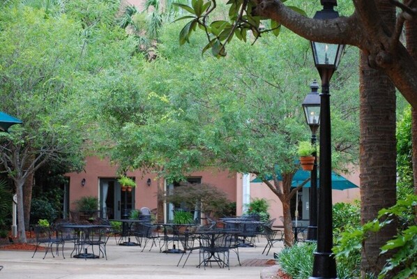 تناول الطعام بالخارج