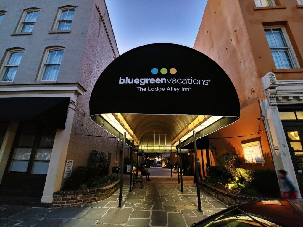 De ingang van Bluegreen Vacations' The Lodge Alley Inn, met een overdekte doorgang en een bord erboven.