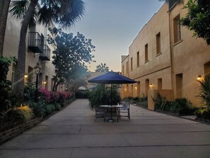 Outdoor dining - The Lodge Alley Inn™ - Studio (Charleston)
