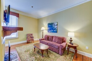 TV, DVD player - The Lodge Alley Inn™ - Studio (Charleston)