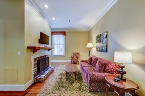 TV, DVD player - The Lodge Alley Inn™ - Studio (Charleston)