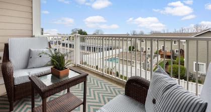 Two Pools & Gym - Walk to Beach - Shop & Eat Downtown | Downtown Convenience