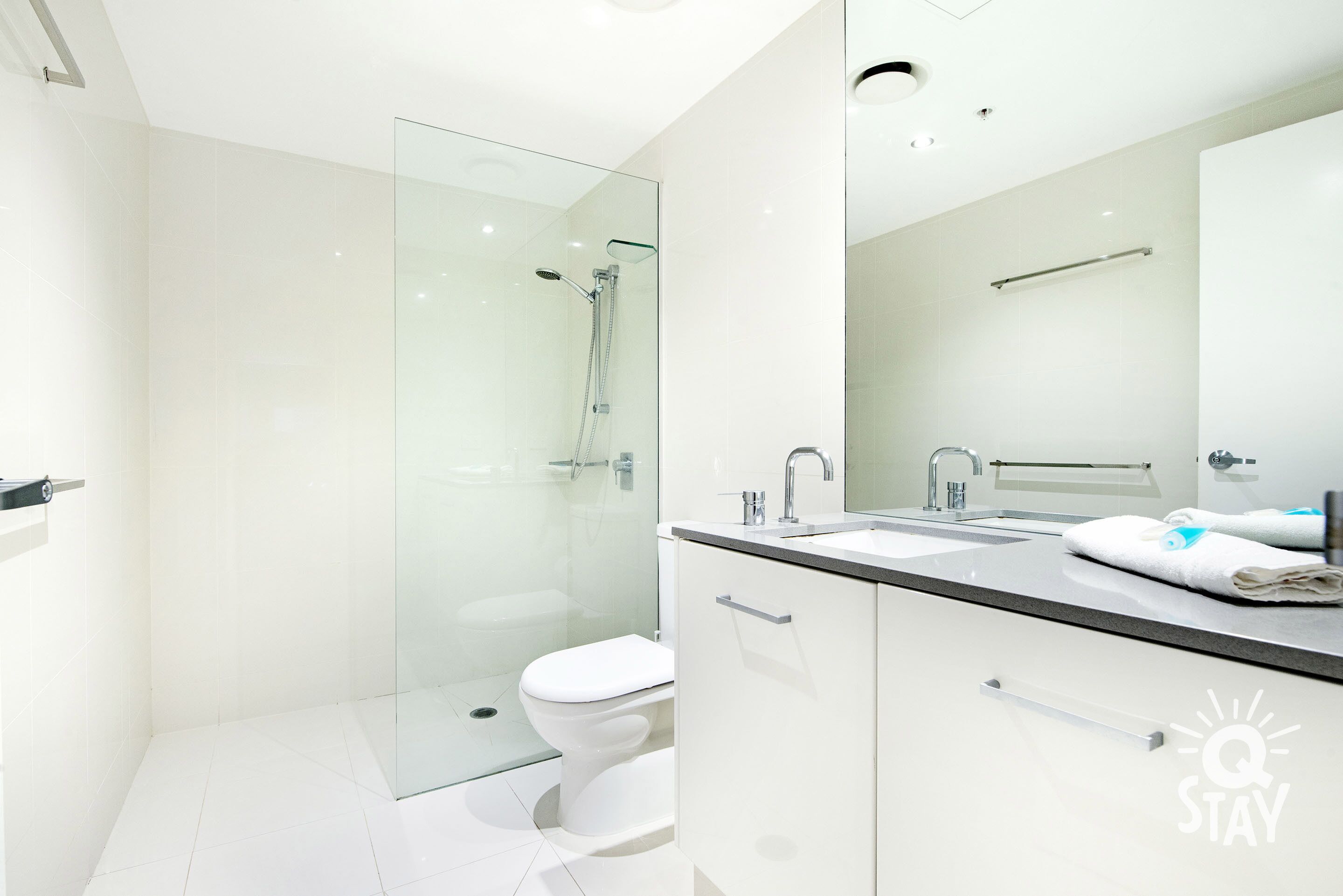 Circle on Cavill – 2 Bedroom SPA Ocean Views — image 18