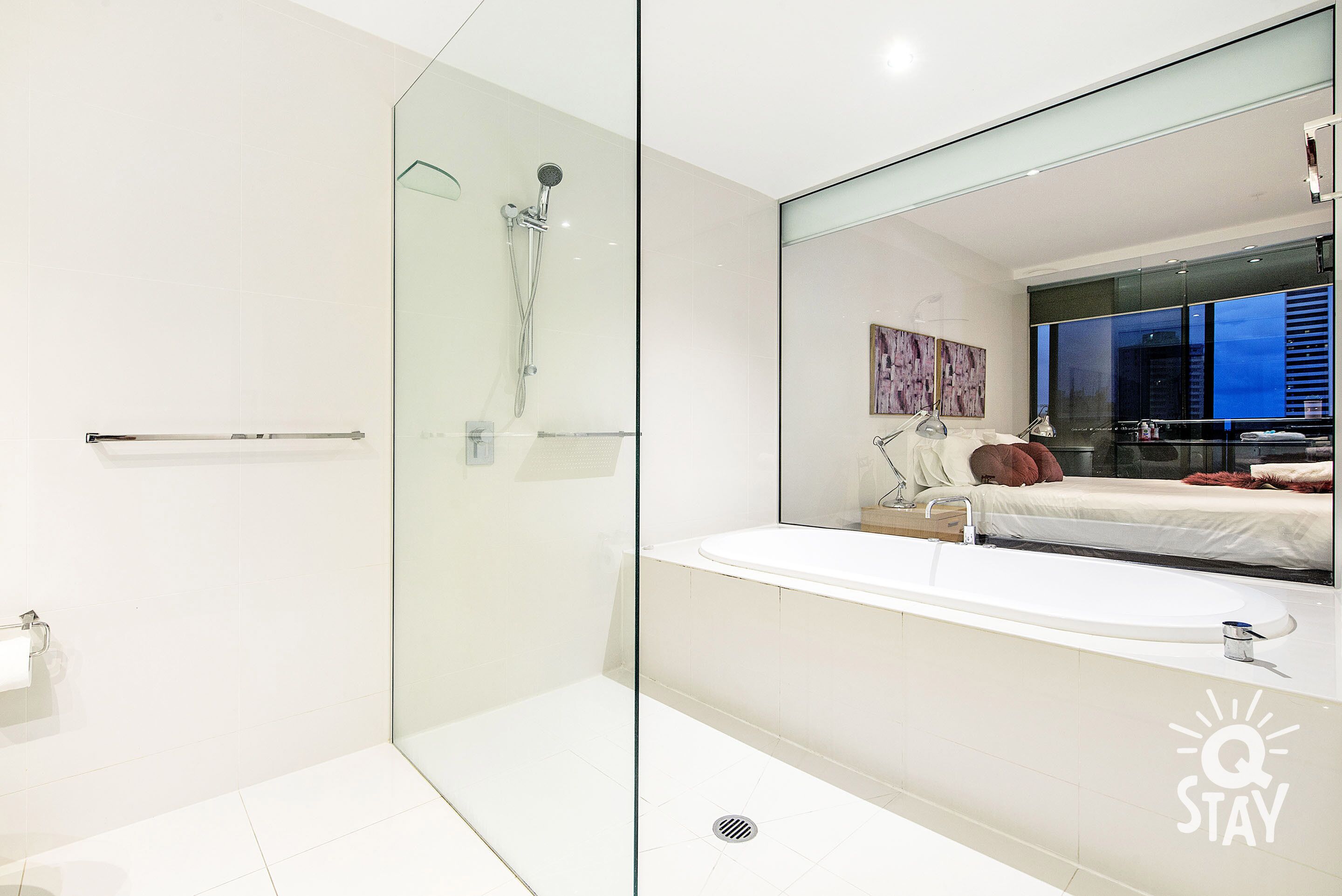 Circle on Cavill – 2 Bedroom SPA Ocean Views — image 17