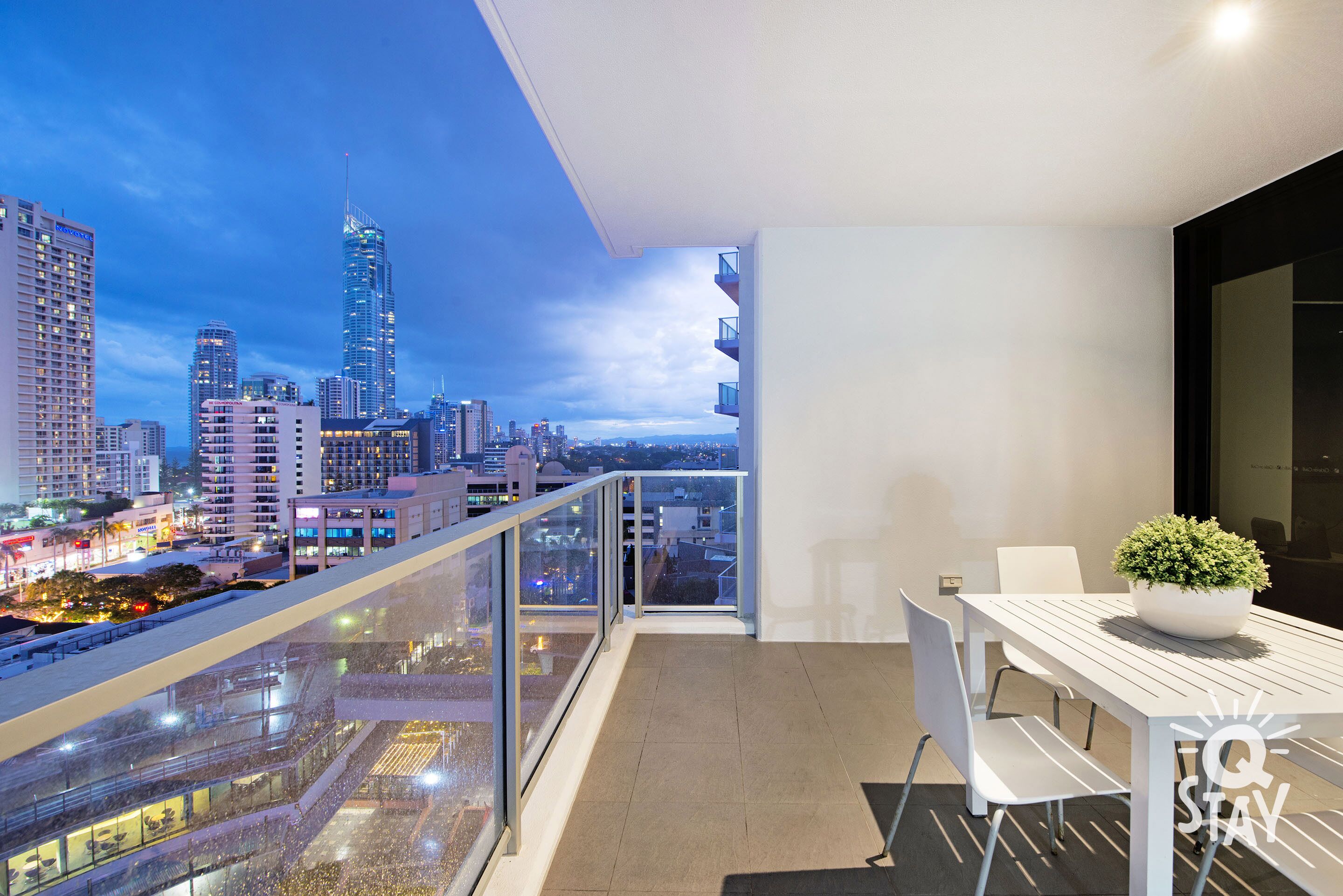 Circle on Cavill – 2 Bedroom SPA Ocean Views — image 13