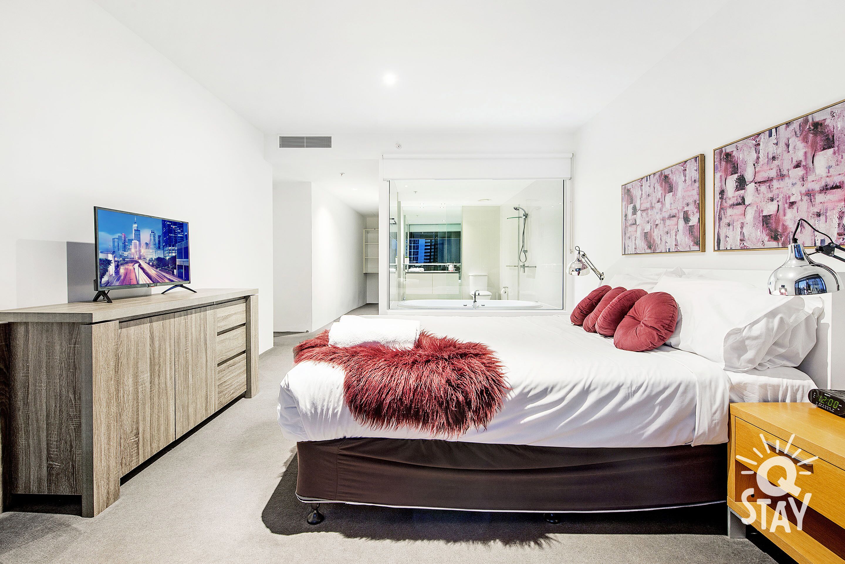 Circle on Cavill – 2 Bedroom SPA Ocean Views — image 12
