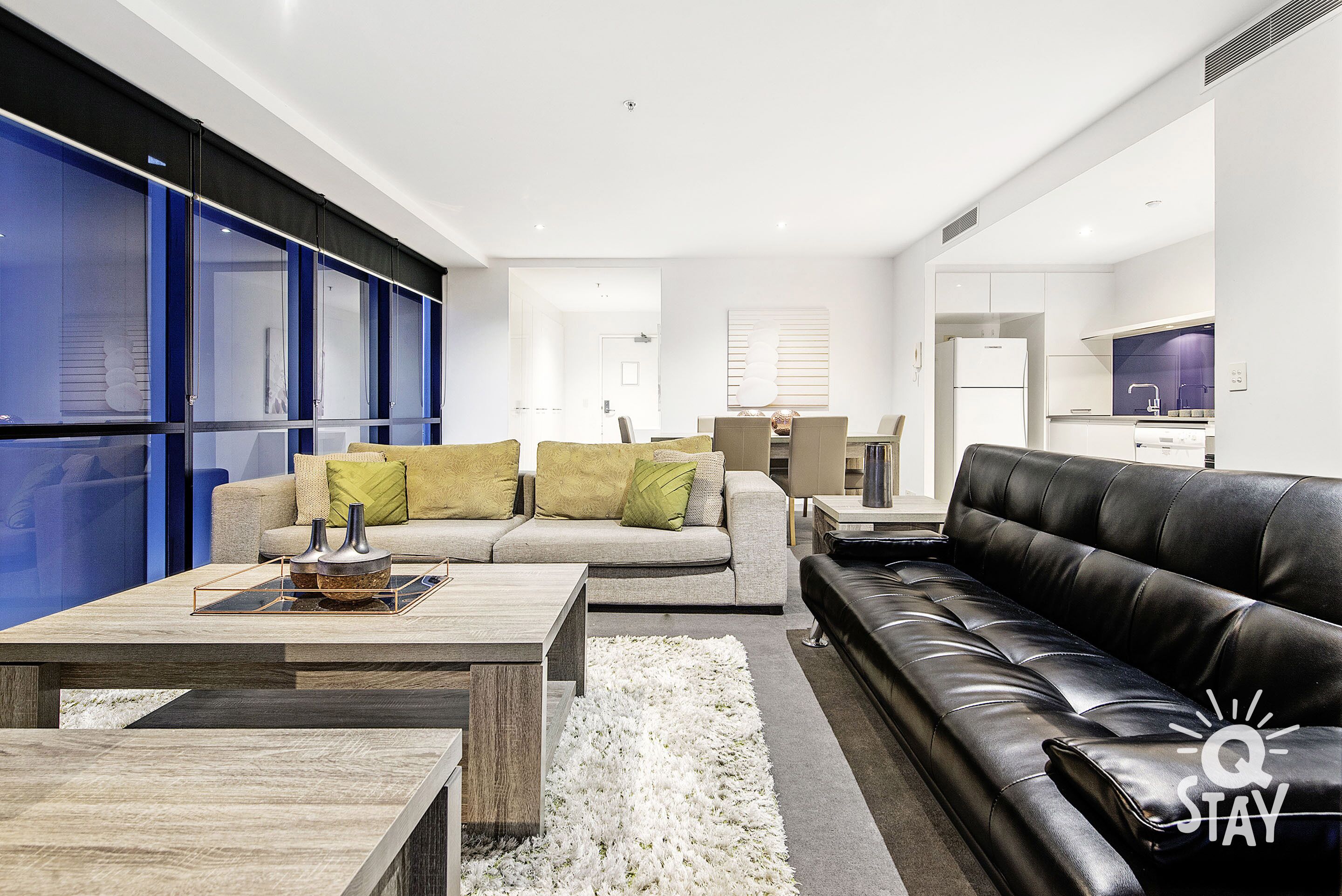 Circle on Cavill – 2 Bedroom SPA Ocean Views — image 9