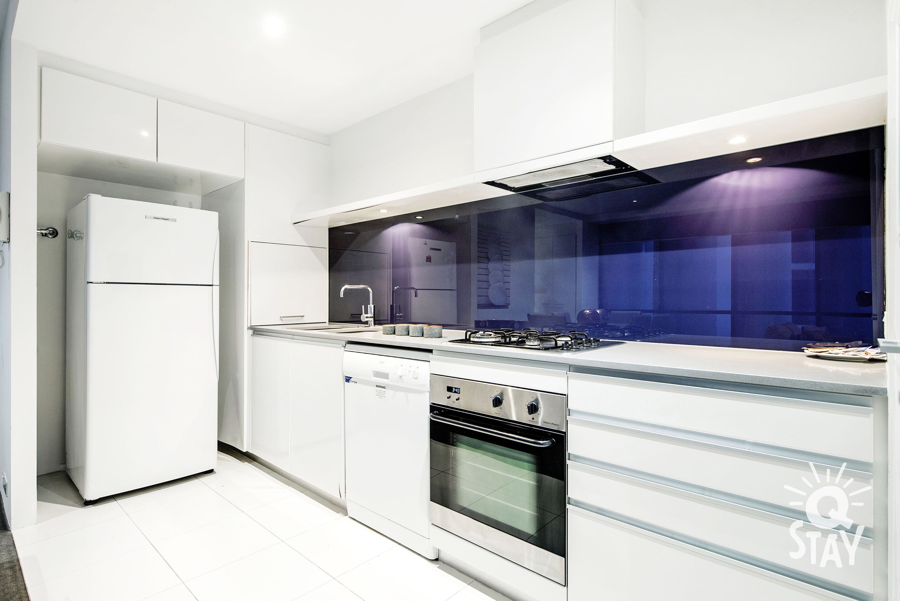Circle on Cavill – 2 Bedroom SPA Ocean Views — image 16