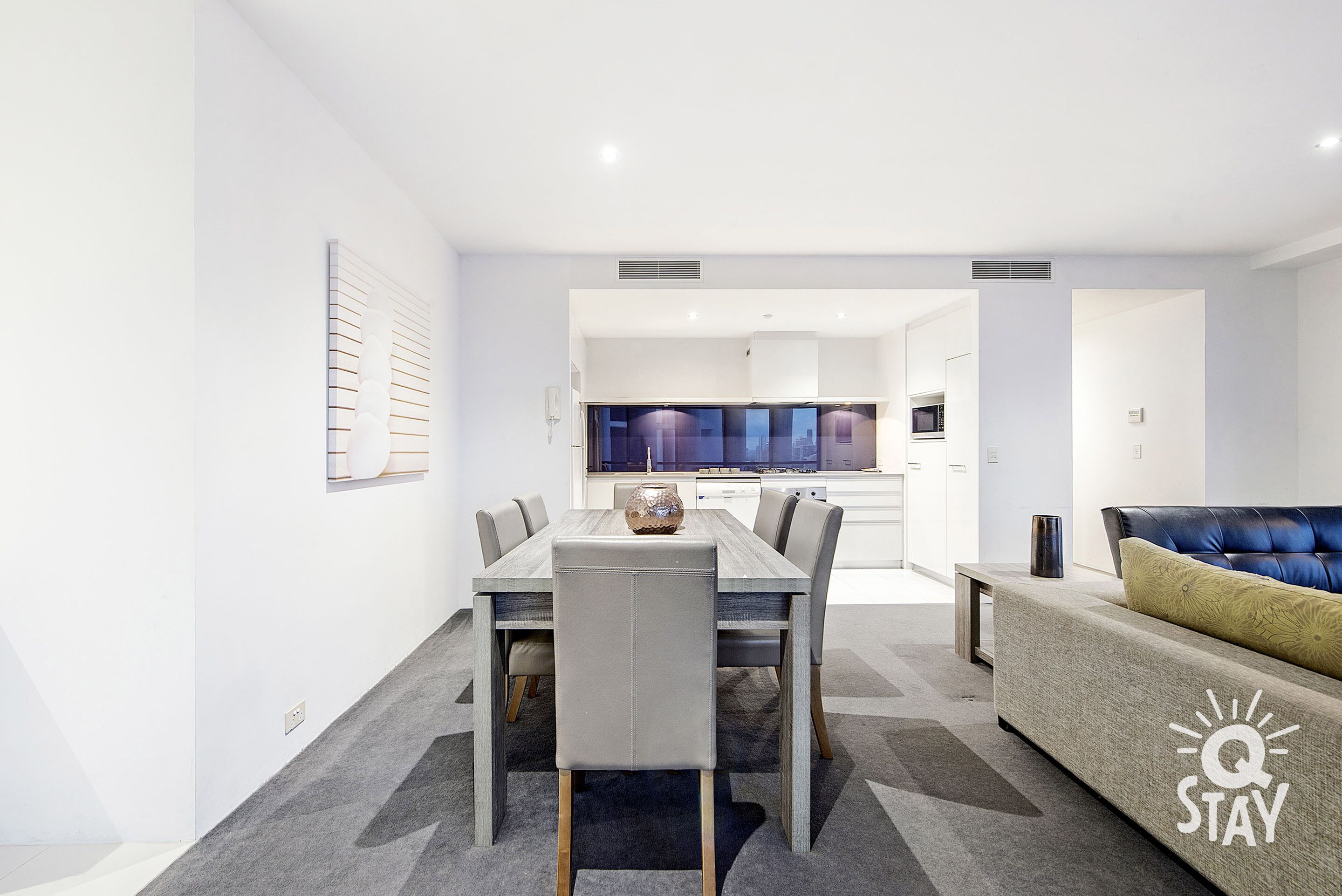 Circle on Cavill – 2 Bedroom SPA Ocean Views — image 7