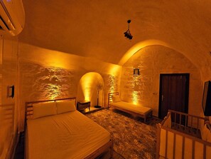 2 quartos, cofres nos quartos, escrivaninha, berço de viagem