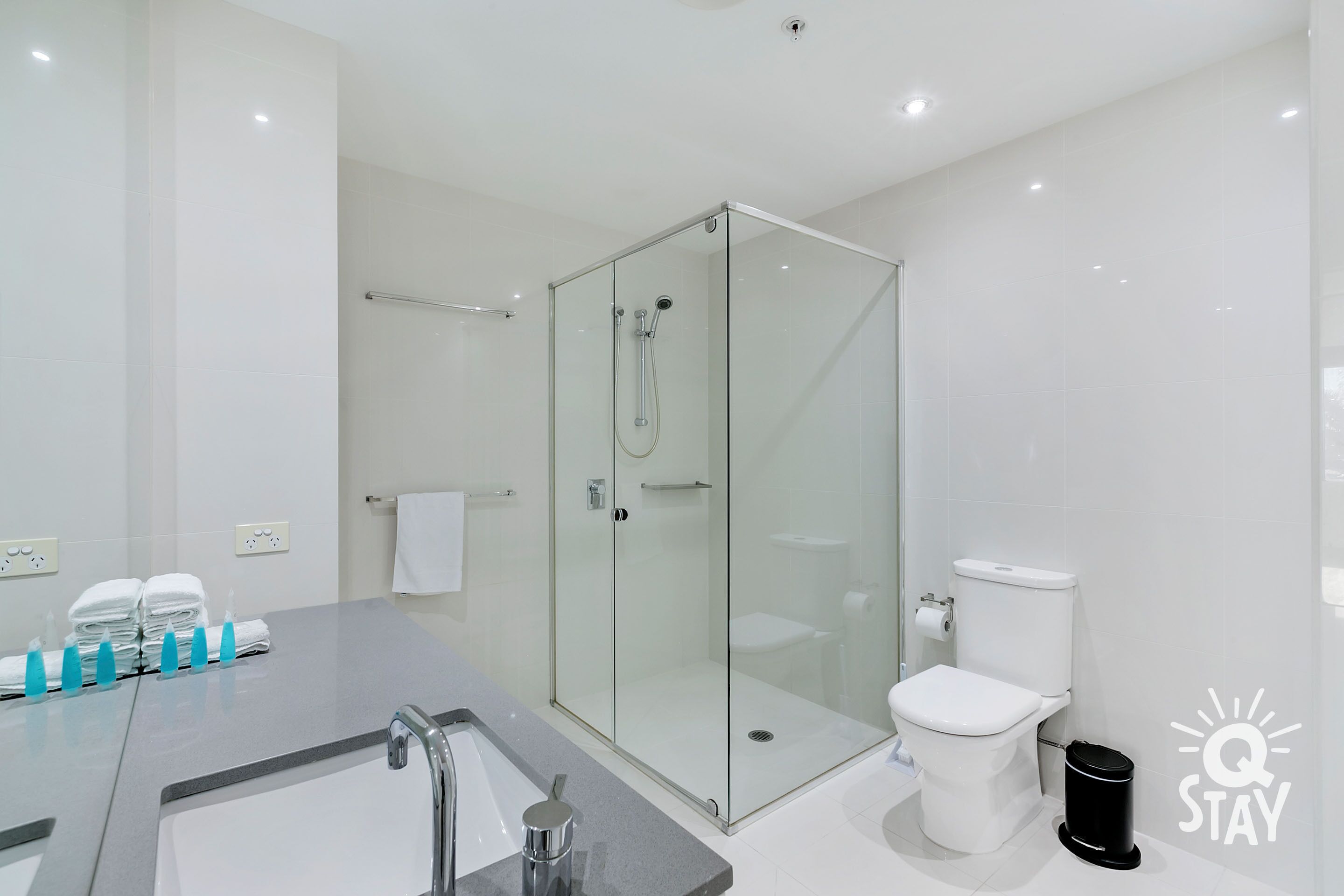 Modern 3 Bedroom Unit - Central Location — image 18