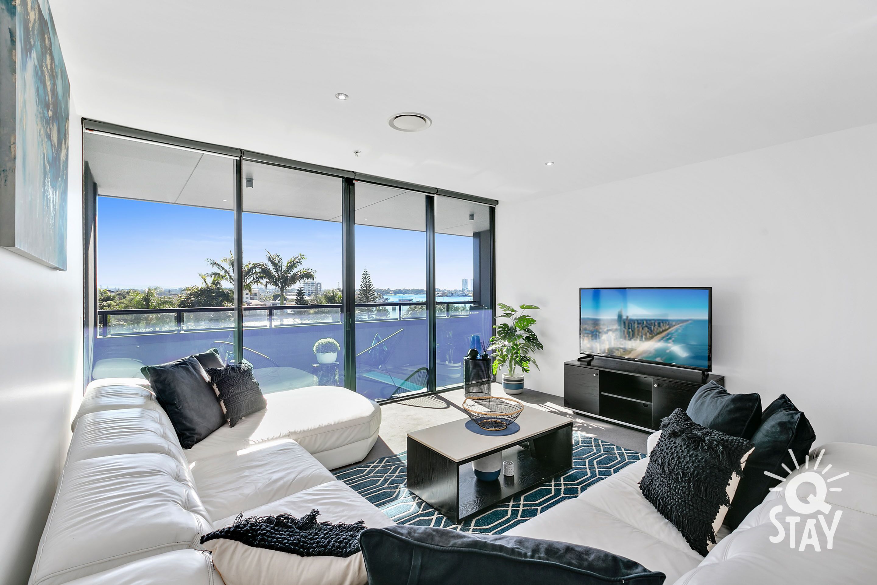 Modern 3 Bedroom Unit - Central Location — image 11