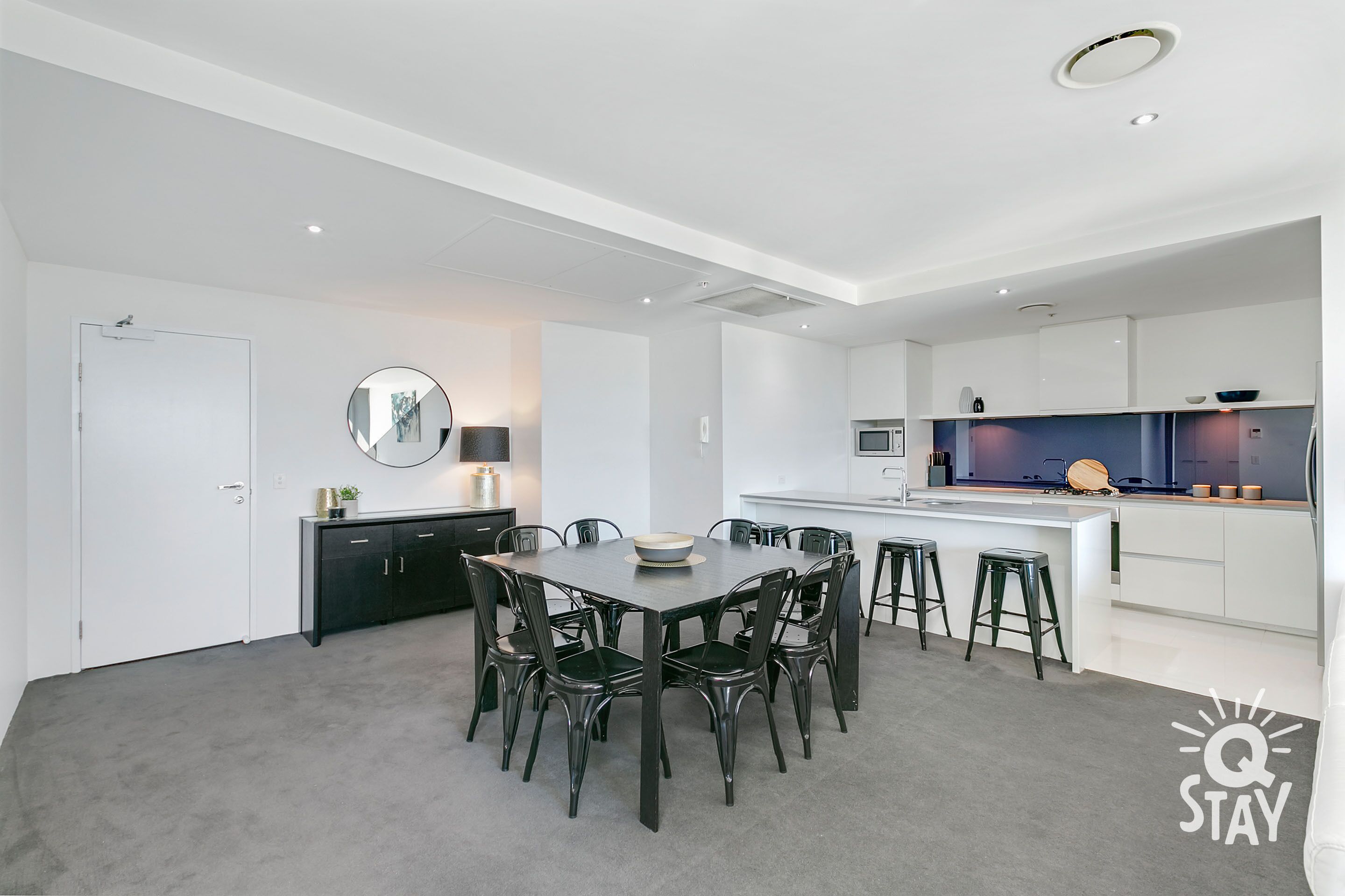 Modern 3 Bedroom Unit - Central Location — image 9