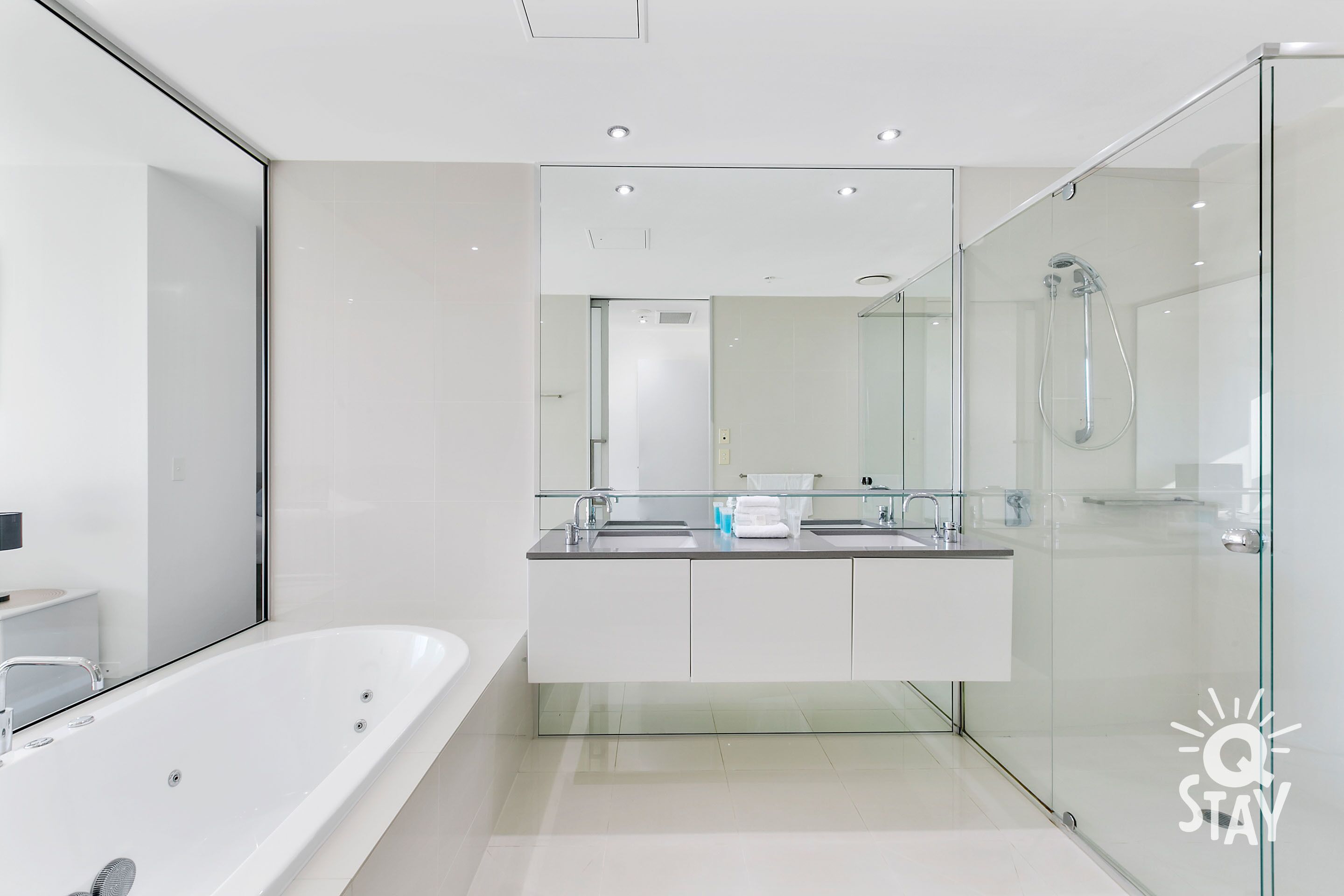 Modern 3 Bedroom Unit - Central Location — image 17