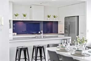 Frigorífico, microondas, horno y placa de cocina