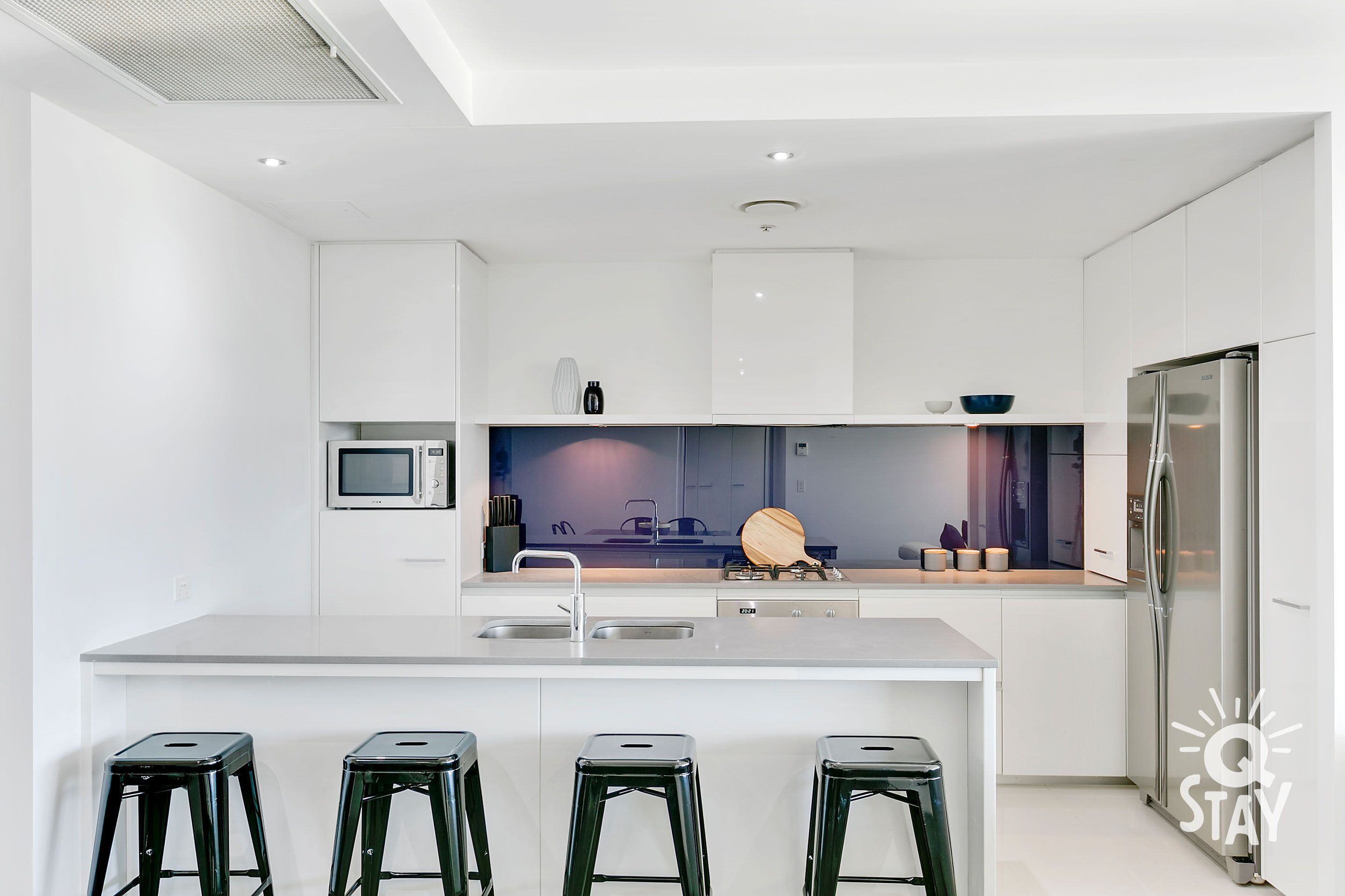 Modern 3 Bedroom Unit - Central Location — image 15