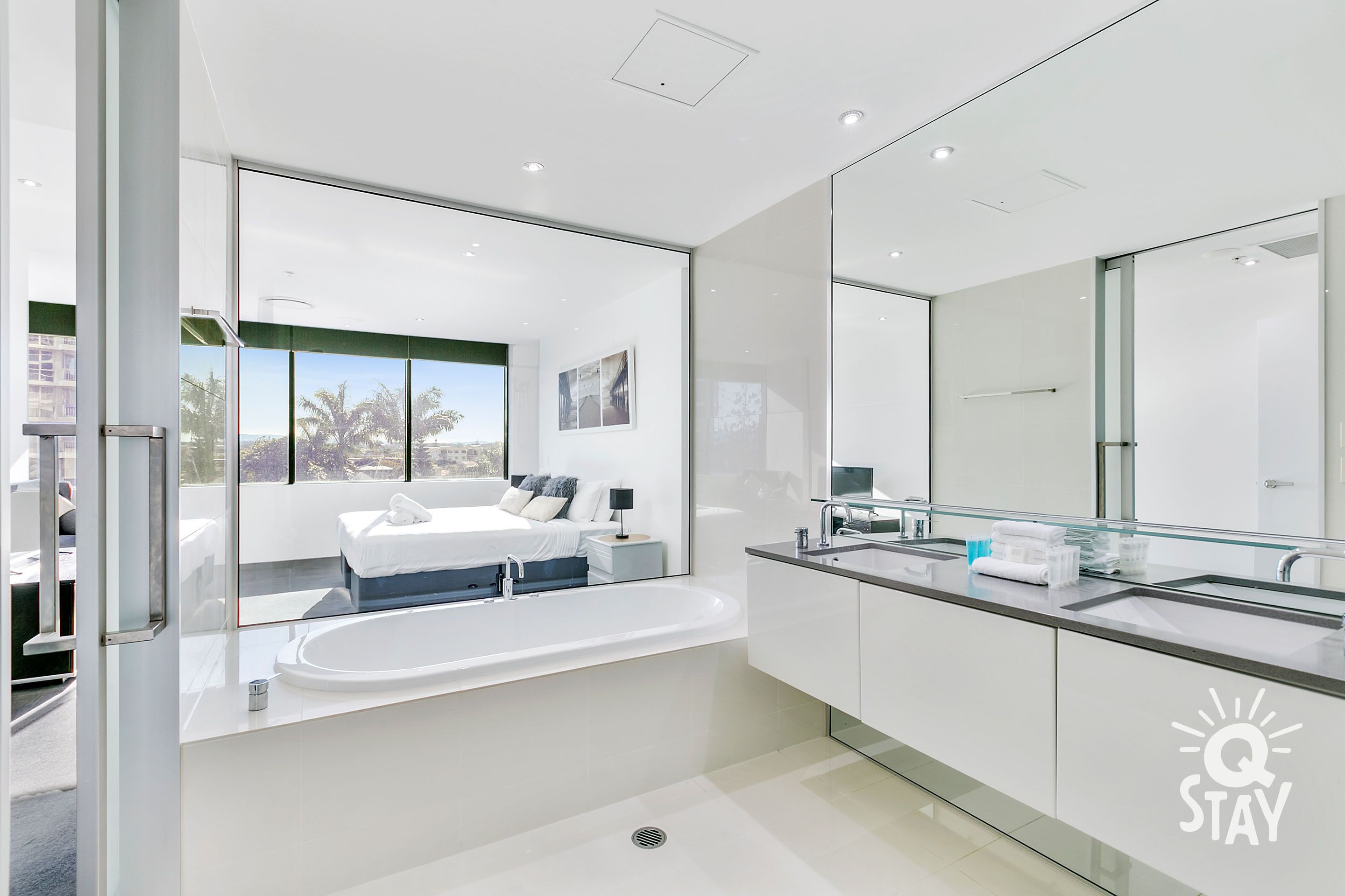 Modern 3 Bedroom Unit - Central Location — image 16