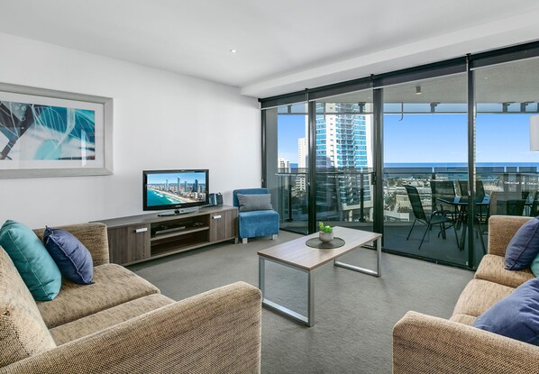 TV - 3 Bed Sea View Family Apartment - Circle on Cavill (Surfers Paradise)