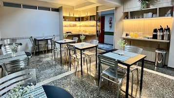 Café da manhã feito na hora grátis todos os dias
