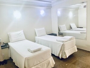 Habitación económica con 2 camas individuales | Minibar, wifi gratis, ropa de cama