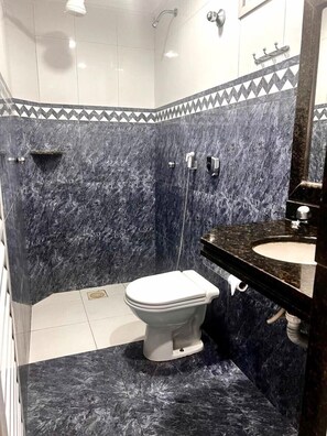 Economy Twin kamer | Badkamer | Een douche, een regendouche, handdoeken