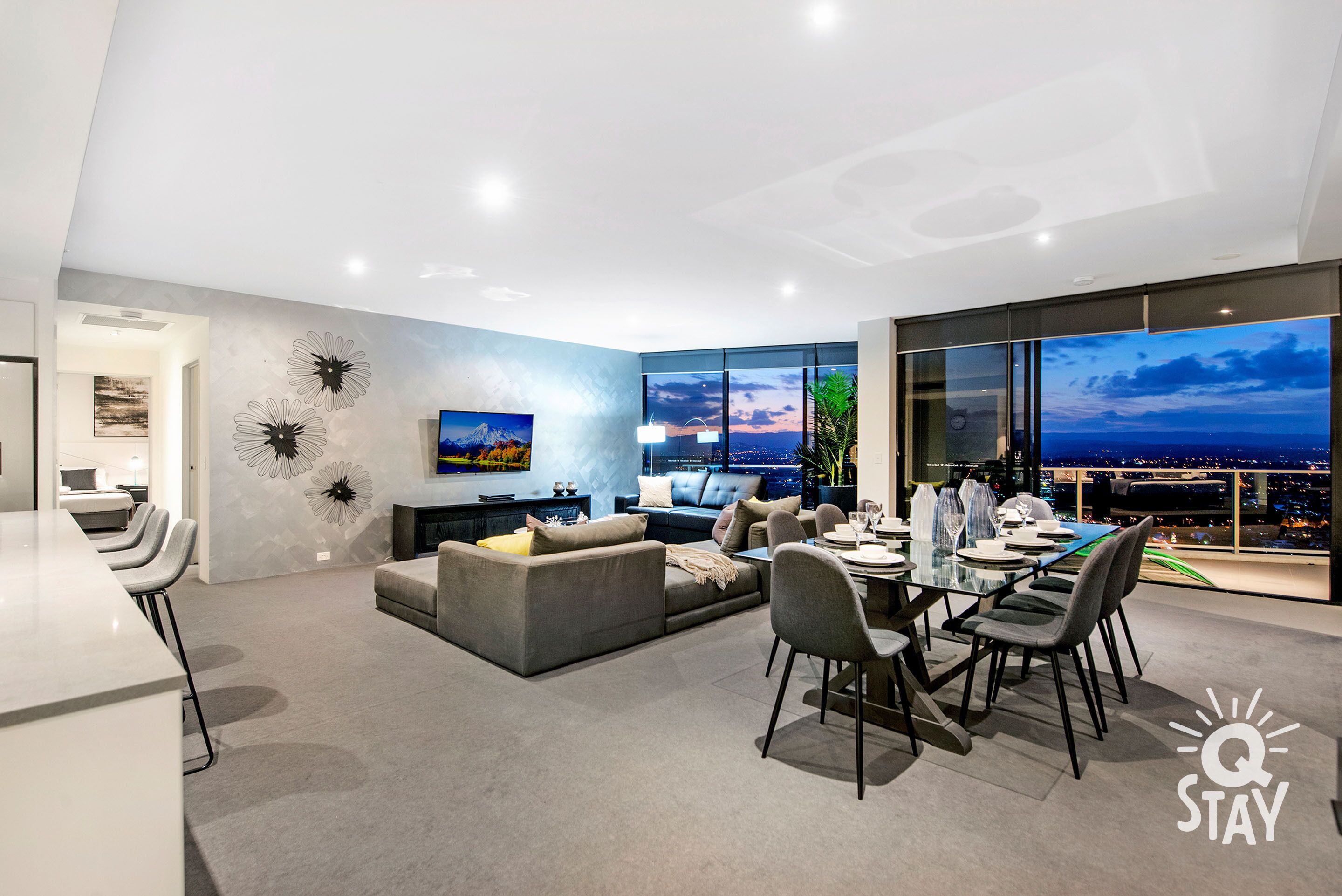 ♦️ Circle on Cavill – 3 Bedroom Sub Penthouse with Spa — Q Stay