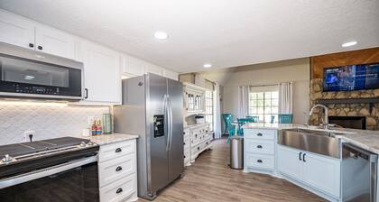 Beautiful Home on Caney Creek w/ Fishing Pier, Hot Tub, Fire Pit & Golf Cart!!
