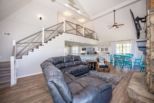 Beautiful Home on Caney Creek w/ Fishing Pier, Hot Tub, Fire Pit