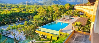 Camburyzinho, gated community 3 suites, panoramic views and privacy.