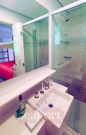Shower, hair dryer, soap, shampoo - Camburyzinho, gated community 3 suites, panoramic views and privacy. (São Sebastião)