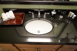 Shower - Deluxe Suite Waterfront Views (Fairhaven)