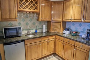 Fridge, microwave, coffee/tea maker - Deluxe Suite Waterfront Views (Fairhaven)