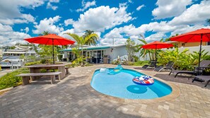 Una piscina al aire libre, una piscina climatizada