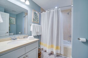 Combined shower/bathtub, hair dryer, towels - Gorgeous condo with gulf views, pool & hot tub in Mexico Beach. Sleeps 6. (Mexico Beach)
