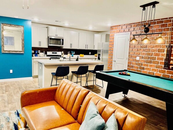 Smart TV, offices - Sweet Spot - Pool table, blackout courtains (Summerville)