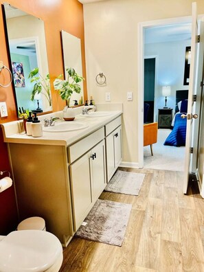 Combined shower/tub, hair dryer, towels, soap - Sweet Spot - Pool table, blackout courtains (Summerville)