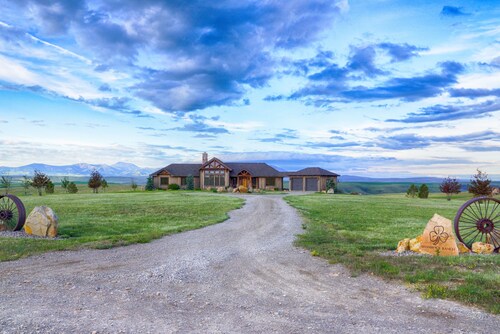Private Montana Ranch Retreat - Hot Tub + Ranch Access