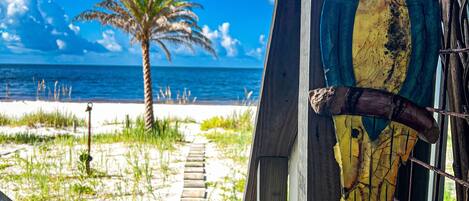 Accommodatie ligt op het strand, ligstoelen