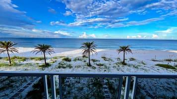 Sur la plage, chaise longue
