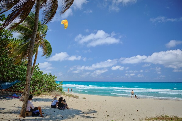 Una playa cerca, arena blanca, 3 bares en la playa