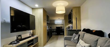 Apartamento superior, 2 habitaciones, no fumadores, Aire acondicionado | Zona de estar | Una chimenea