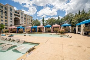 Una piscina techada, una piscina climatizada