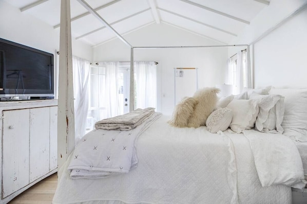 2 bedrooms, iron/ironing board, travel cot, free WiFi