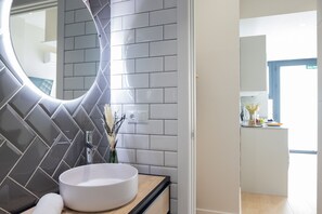 淋浴设施、吹风机、毛巾