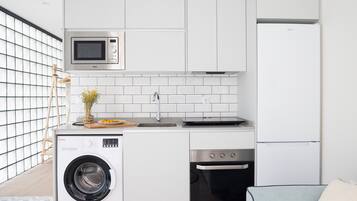 Kühlschrank, Mikrowelle, Ofen, Geschirrspüler