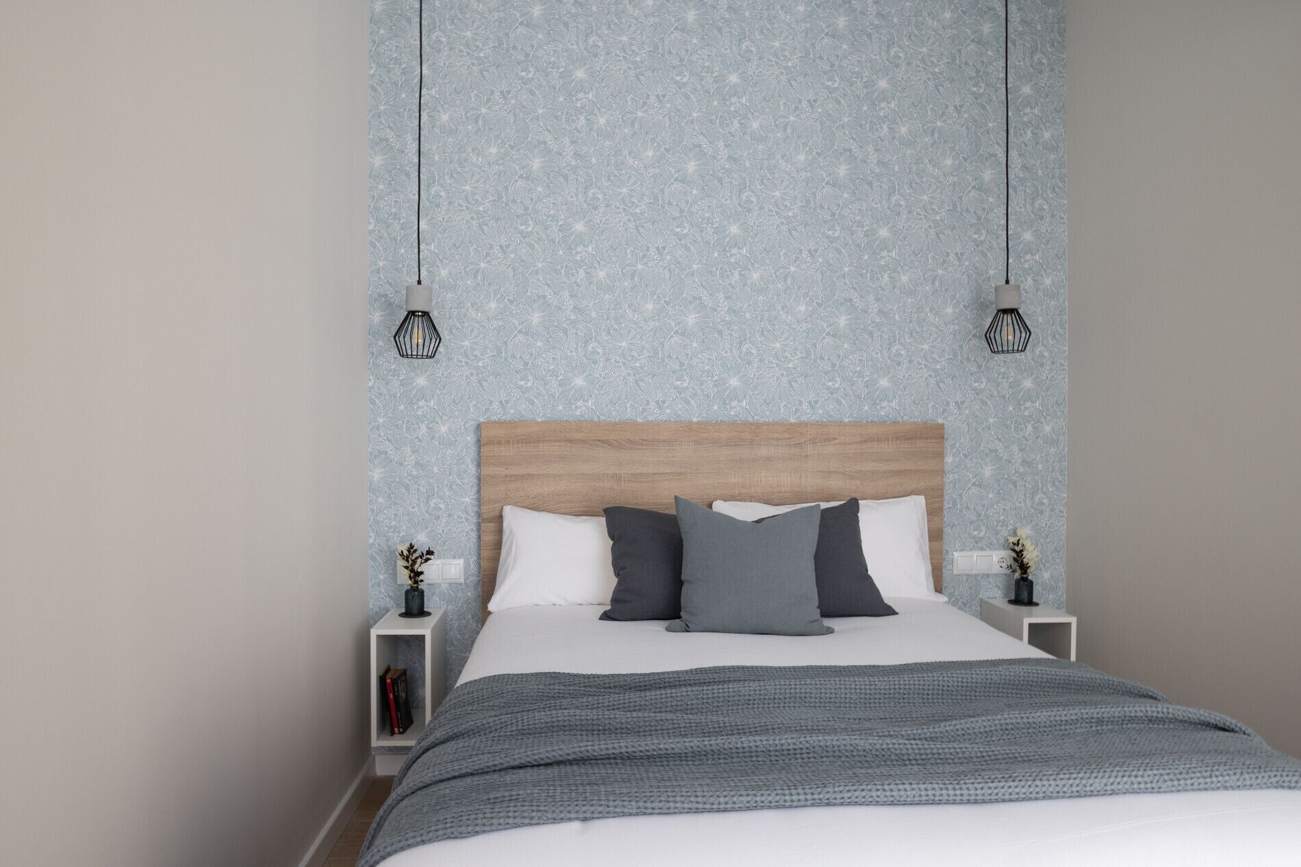 Een strijkplank/strijkijzer, gratis wifi, beddengoed