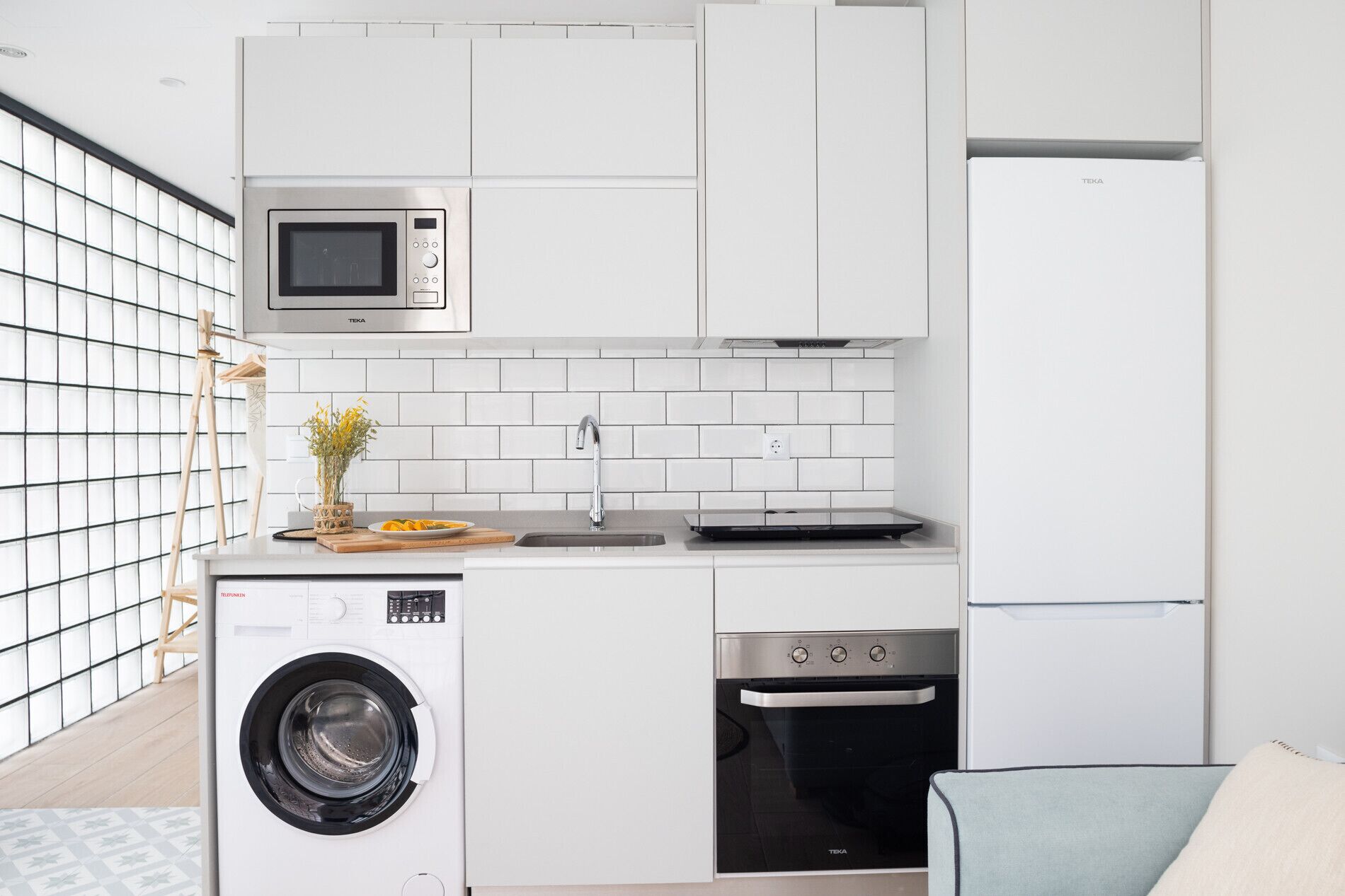 Een koelkast, een magnetron, een oven, een vaatwasser