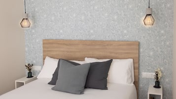 Tabla de planchar con plancha, wifi gratis y ropa de cama
